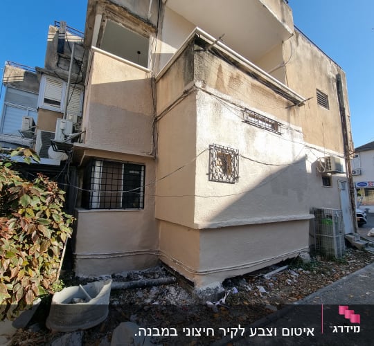 איטום וצבע לקיר חיצוני במבנה.